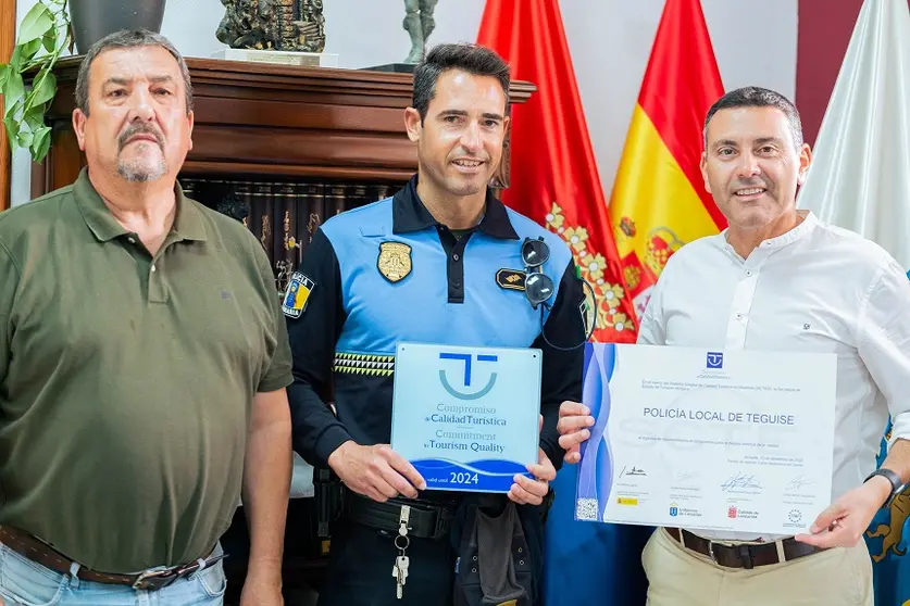 Oswaldo Betancort y Miguel Ángel Jiménez haciendo entrega de la distinción a la Policia Local.