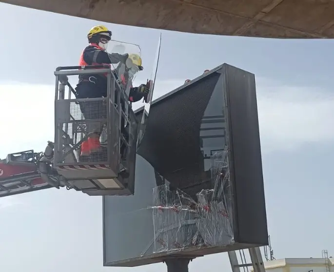 Momento de la retirada de los cristales por parte de los bomberos.