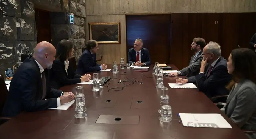 El presidente de Canarias se reúne con el director general de la compañía en España y Portugal, Enrique Jiménez; con su homóloga regional, Carmina Fusté, y con el director general de la firma Dos Santos, Juan Barreto.