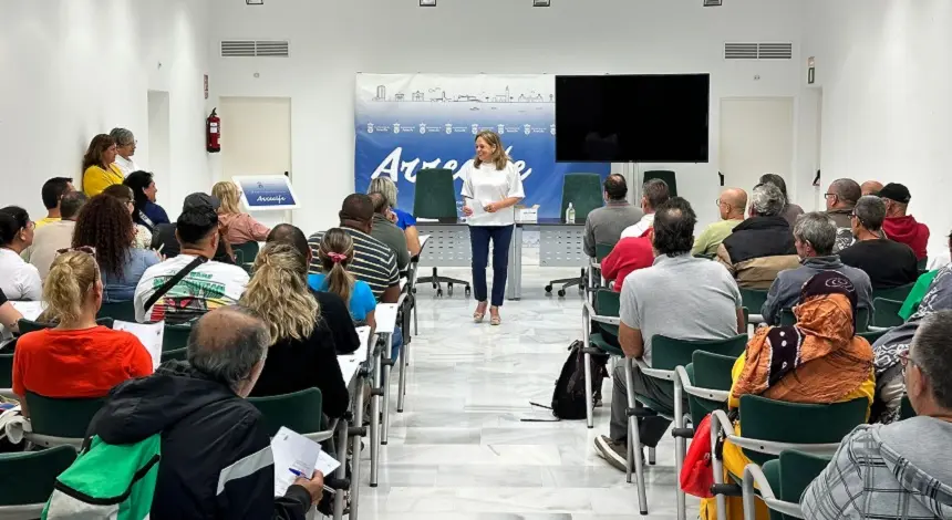 Saro Gonzalez junto a las personas contratadas para el Plan de Empleo.