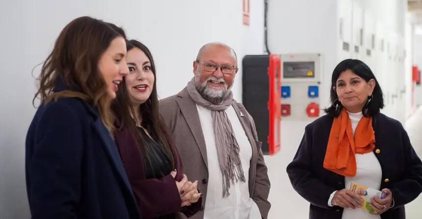 Nicolás Saavedra y Nona Perera junto a Irene Montero y Laura Fuentes.