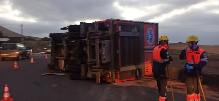 Imagen de los bomberos limpiando la zona del accidente.