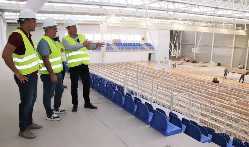 Imagen del alcalde de Yaiza visitando la obra