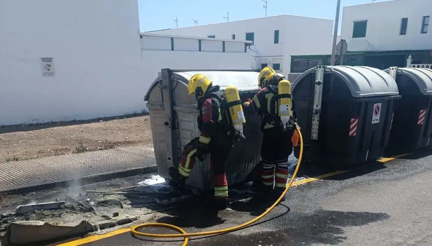 Momento en el que los bomberos terminan su trabajo