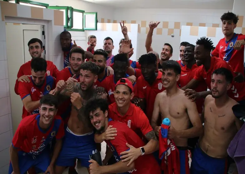 Imagen de la alegría del equipo rojillo tras su imponente gesta