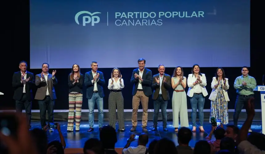 Imagen del presidente del PP canario con los representantes de las listas en Fuerteventura