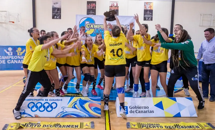 Jugadoras cadetes del BM Puerto del Carmen celebrando el título.
