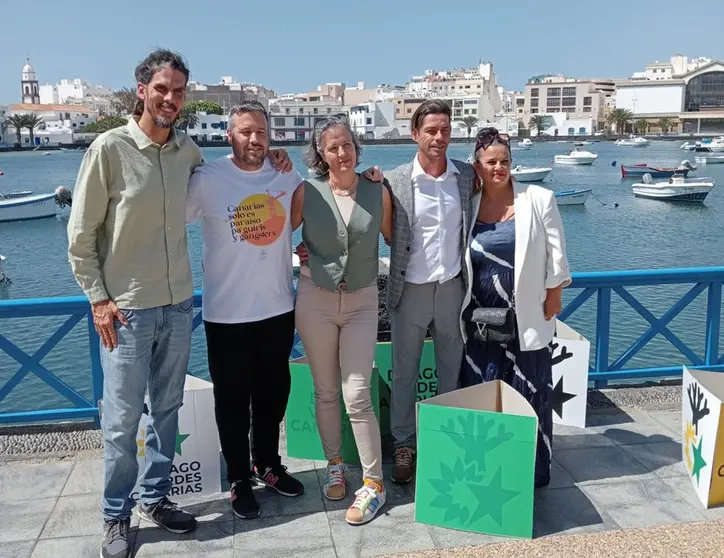 Imagen de Alberto Rodríguez con los integrantes de su partido en Lanzarote