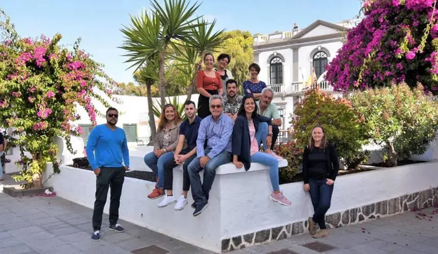 José Torres Stinga rodeado por sus compañeros de la Plataforma del Municipio de Haría.