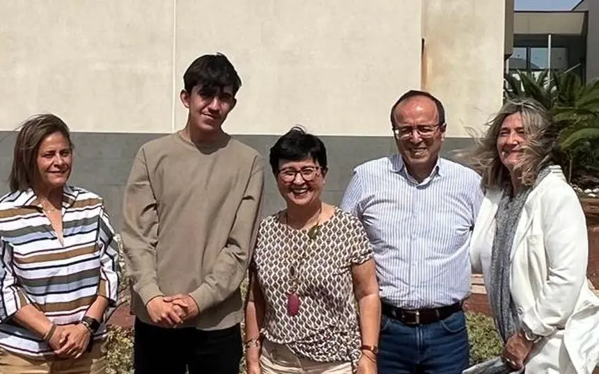 Manuel de la Hoz junto a miembros de la comunidad educativa.