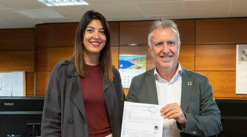 El secretario general socialista registra su candidatura a la reelección como presidente del Gobierno de Canarias.