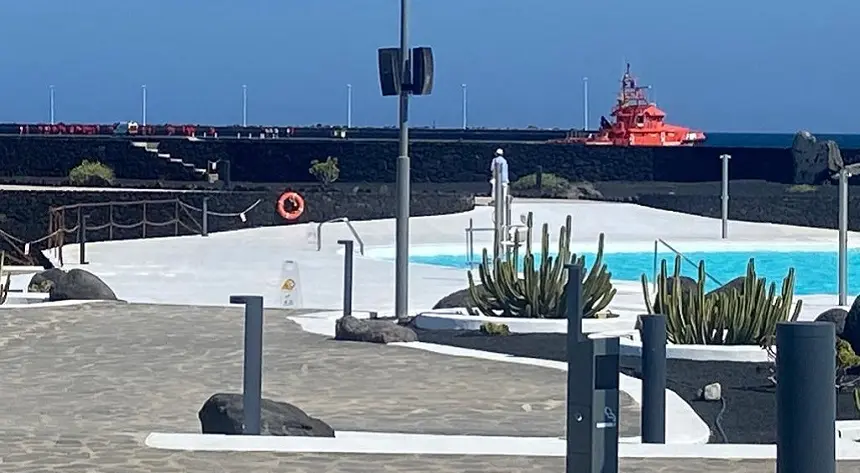 Imagen de la llegada de la patera al muelle.