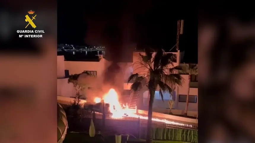 Incendio provocado por el delincuente detenido.