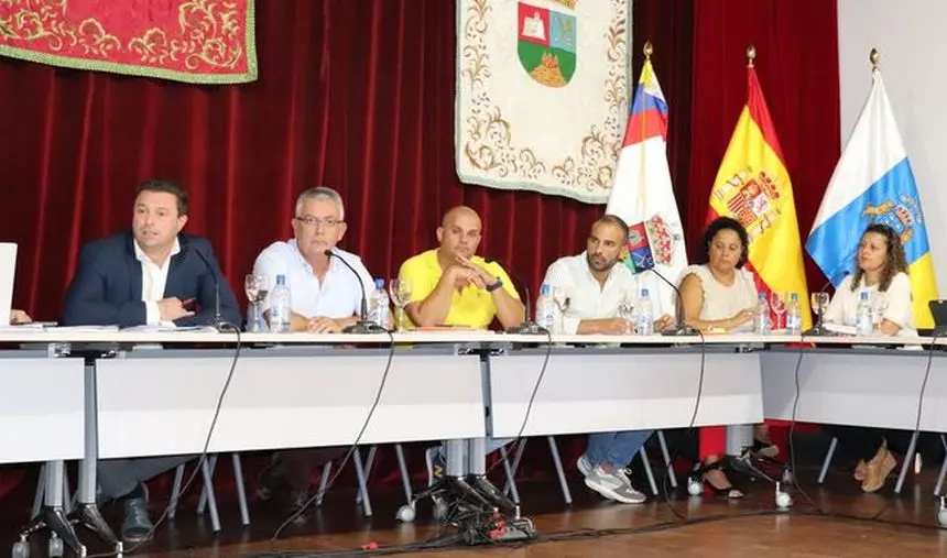 Imagen del pleno de Yaiza con el concejal que denuncia CC