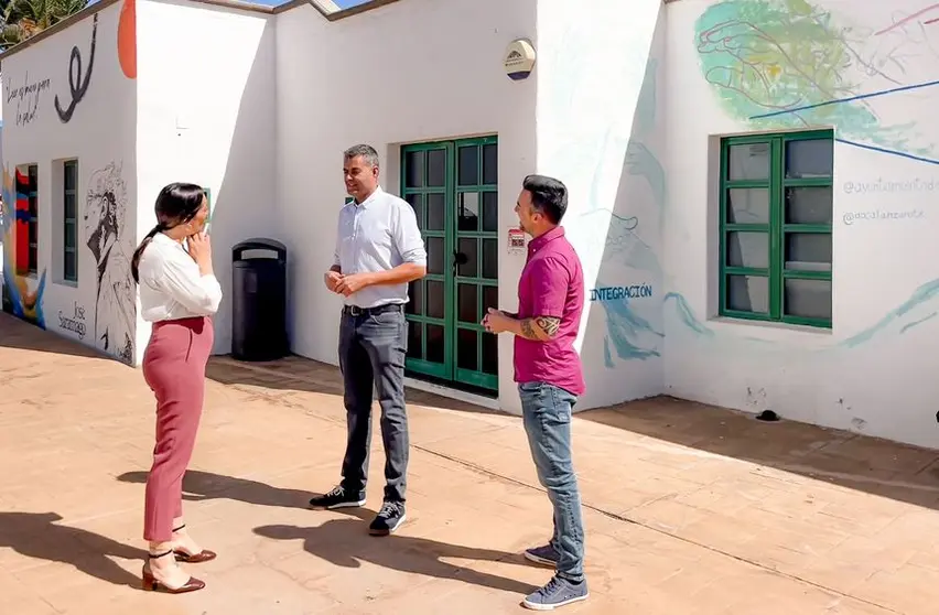 Kiko Aparicio hablando con dos personas jóvenes del municipio