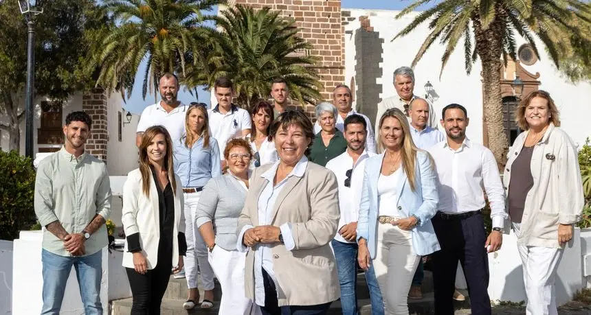 Imagen de los candidatos del PP en La Villa con Rita Hernández al frente.