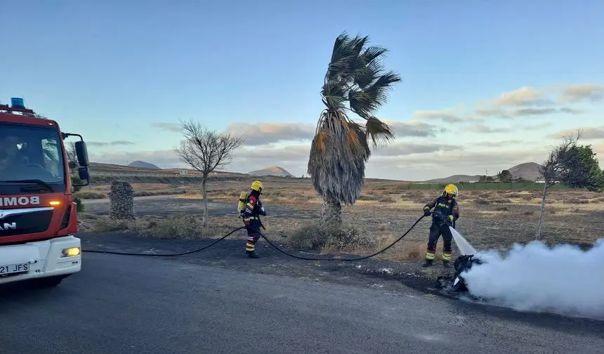 Los bomberos sofocan el incendio de un contenedor en Tahíche.