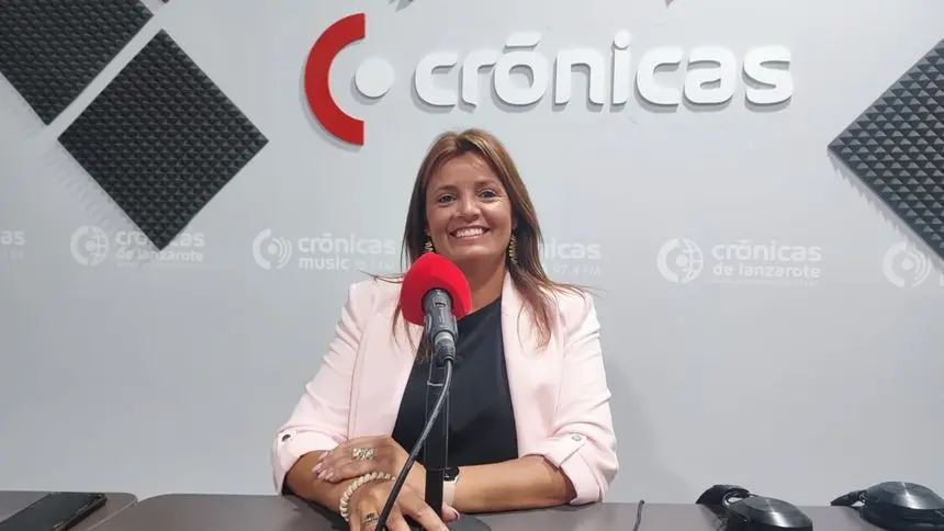 Olivia Duque en el estudio de Crónicas Radio.