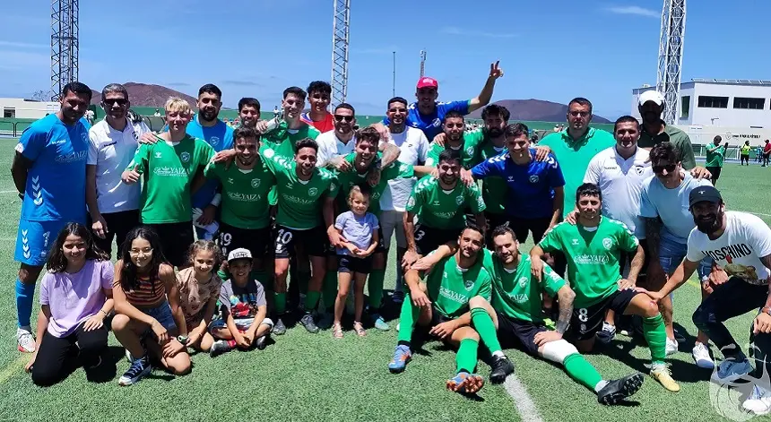 Jugadores del Unión Sur Yaiza celebrando la permanencia.