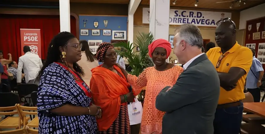 El presidente del Gobierno hablando con un grupo de personas del África Subsahariana residentes en Lanzarote.