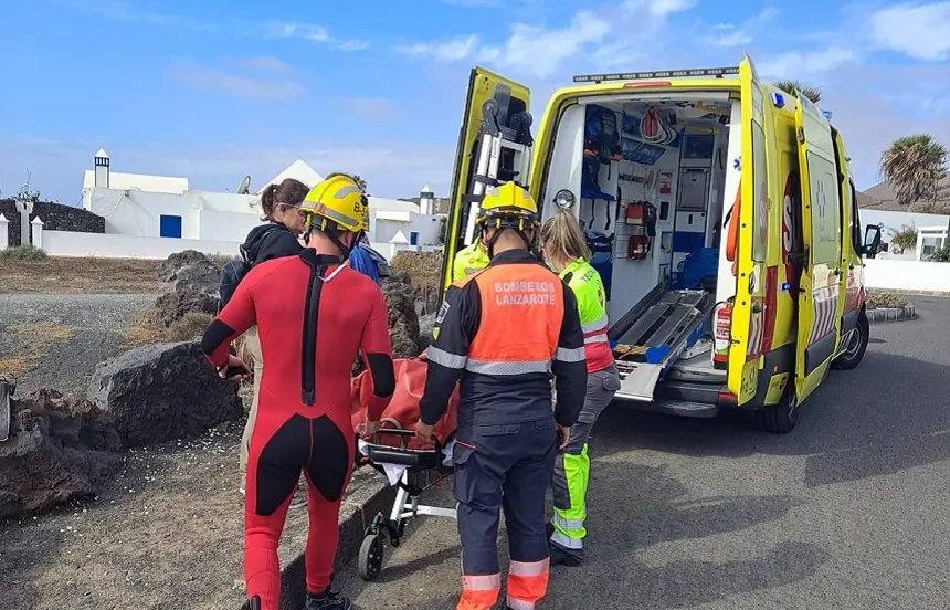 Imagen del traslado a la ambulancia.