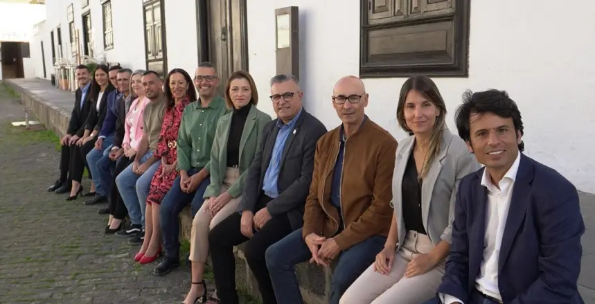 Componentes del PSOE en el casco histórico de La Villa.