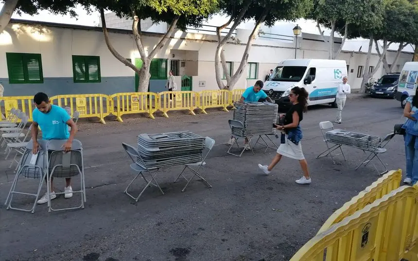 Momento de la retirada de las sillas por parte de la empresa de montaje