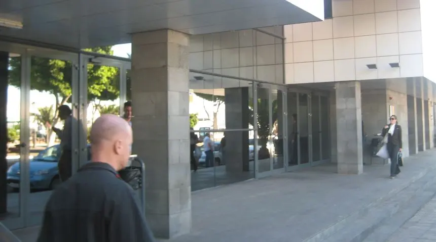 Imagen de entrada al Palacio de Justicia de Arrecife.