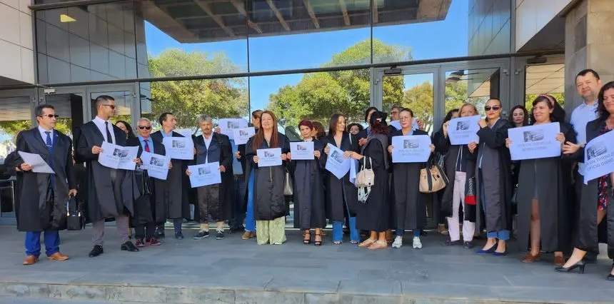 Imagen de los abogados manifestándose en la puerta del juzgado.