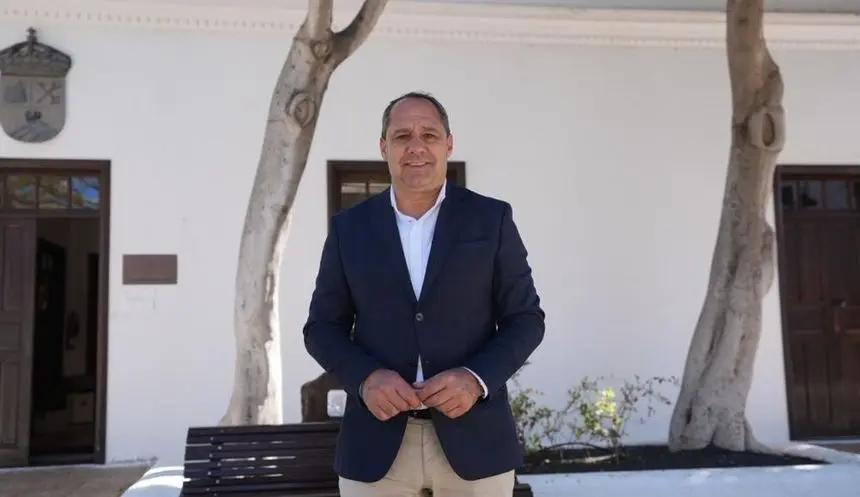 Juan Monzón en la puerta del Ayuntamiento de Yaiza