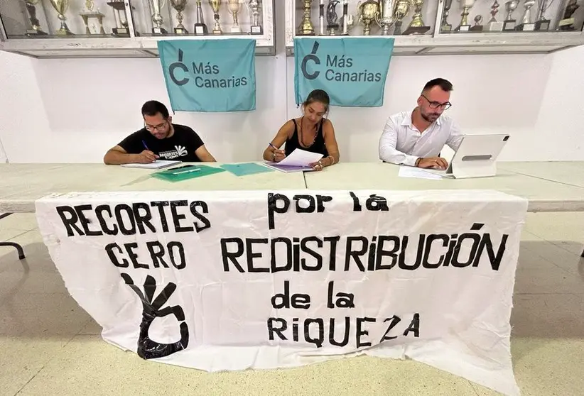 Miembros de ambas organizaciones firmando el acuerdo