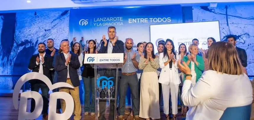 El candidato con todo su equipo este viernes