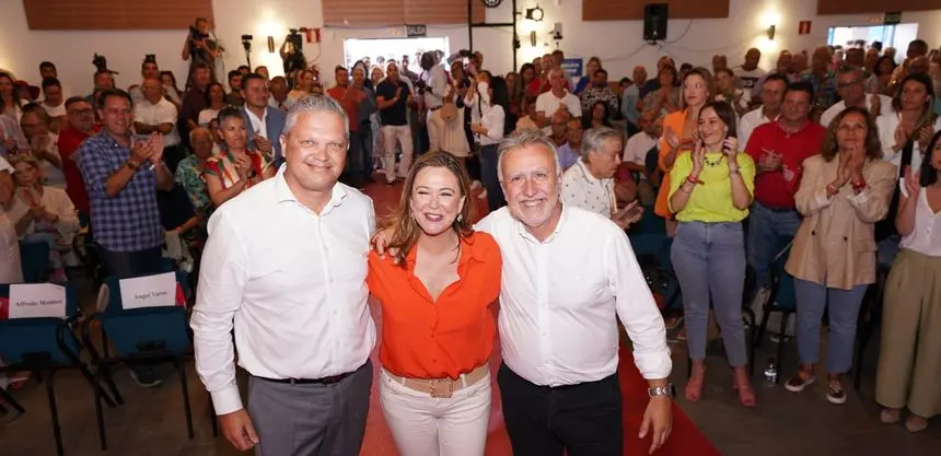 Ángel Víctor Torres con Loli Corujo y Alfredo Mendoza