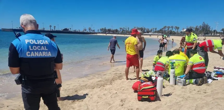 Imagen del equipo sanitario y del grupo de socorristas de la playa de El Reducto que trató de reanimar a la víctima