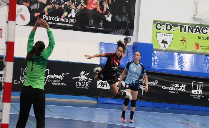 Imagen de uno de los lances del encuentro de balonmano femenino