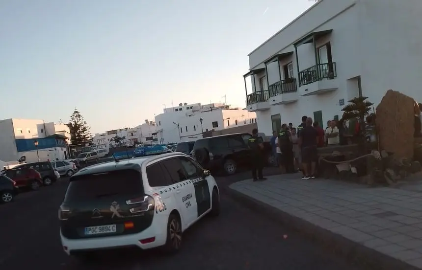 Momento en el que algunos agentes de la Guardia Civil trataban de calmar a los vecinos del pueblo que ya se iban juntando a primera hora de la tarde