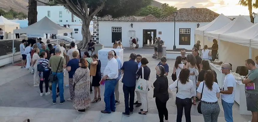 Cola en la “Fiera del Libro” de Lanzarote para la firma de autores.