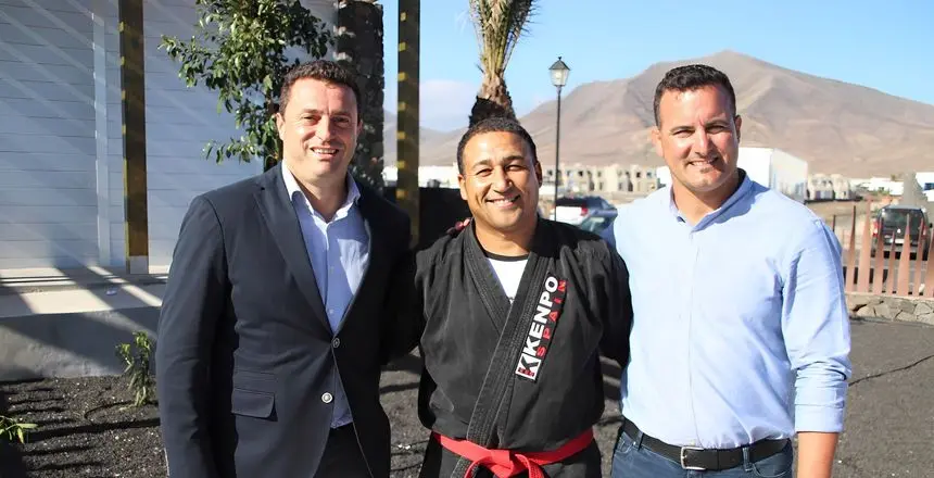 Castro con el alcalde de Yaiza y el concejal de Deportes