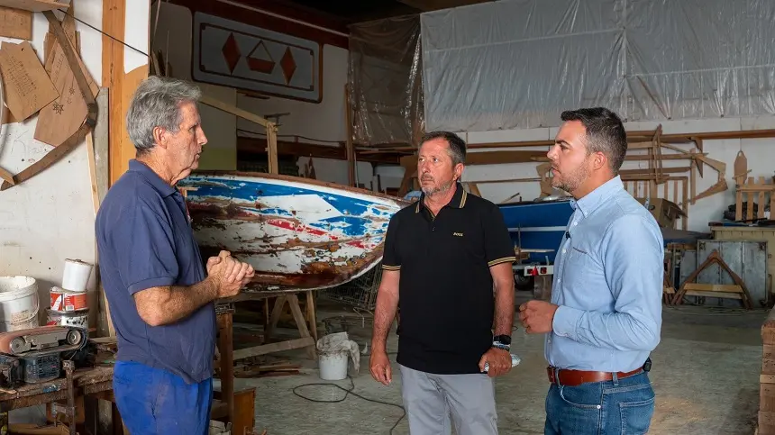 Jacobo Medina durante su visita al taller del carpintero de ribera, Santiago González