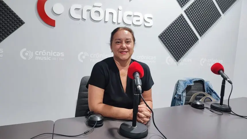 Gladys Acuña en Crónicas Radio.