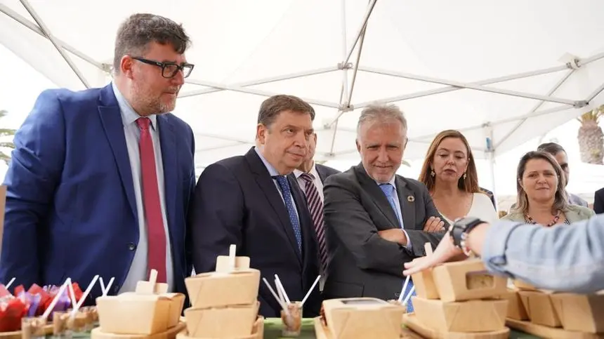 El alcalde de San Bartolomé, el ministro de Agricultura, el presidente del Gobierno y la presidenta del Cabildo visitando la feria.