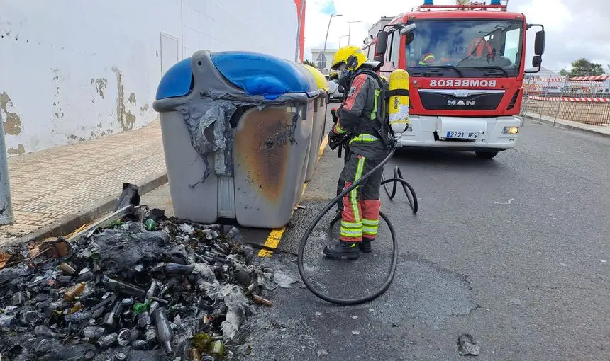 Imagen de los bomberos cuando consiguieron controlar el fuego