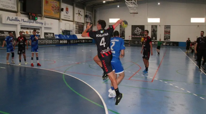 Jugador del LandBit Lanzarote realizando un lanzamiento.