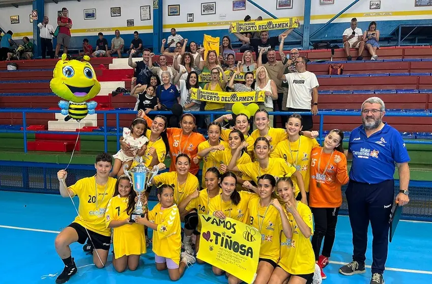 Jugadoras del Puerto del Carmen infantil celebrando junto a su afición el título.