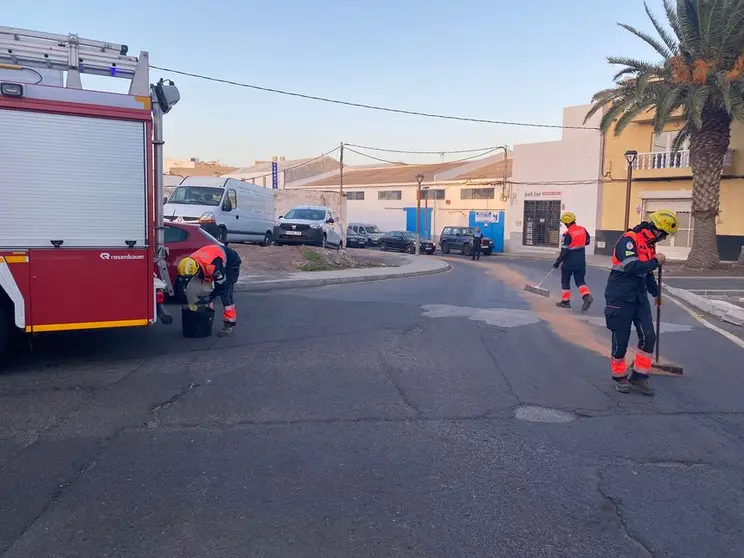 Actuación de los bomberos en la mancha de aceite.