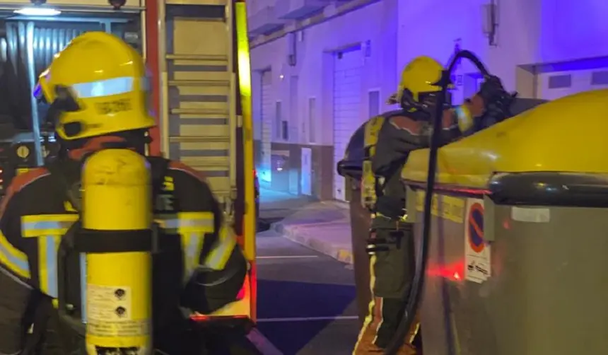 Los bomberos del Consorcio sofocando el fuego en un contenedor.