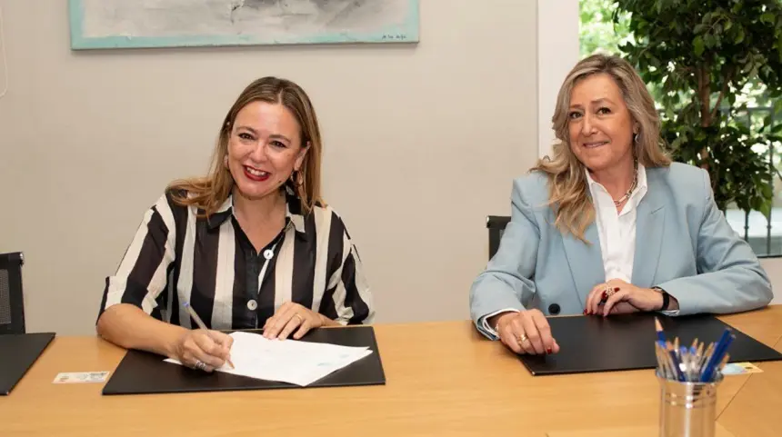 María Dolores Corujo firmando la cesión de las viviendas de Valterra.