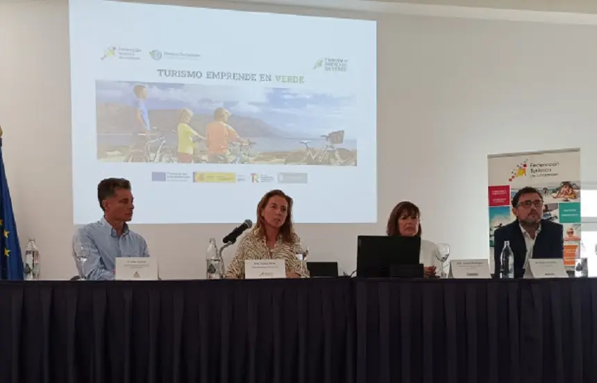 La Federación Turística de Lanzarote en el CIFP Zonzamas presentando el estudio “Oportunidades reales de negocio en los sectores de Economía Verde”.