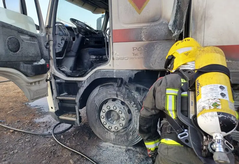 Momento en el que los bomberos se hicieron con el control del fuego en el camión