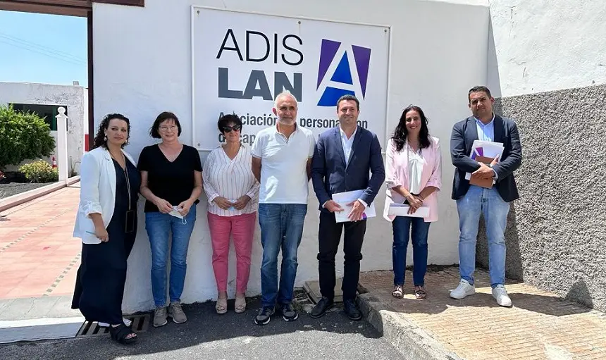 Óscar Noda y Yoné Caraballo en la puerta de Adislan.